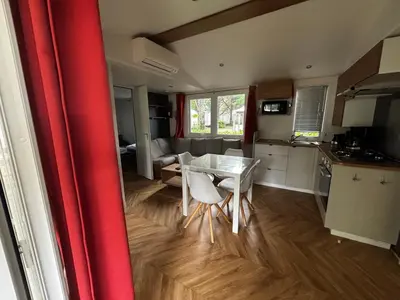 Cuisine ou kitchenette dans l'établissement Mobil-home 3 chambres, mh 459