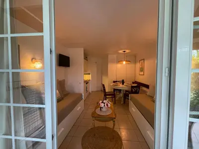 Télévision ou salle de divertissement dans l'établissement Joli appartement au golf