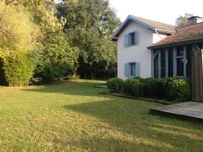 Jardin de l'établissement Maison ancienne dans parc boisé
