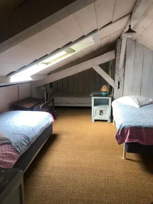 Un ou plusieurs lits dans un hébergement de l'établissement Maison ancienne dans parc boisé