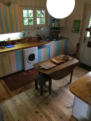 Cuisine ou kitchenette dans l'établissement Maison ancienne dans parc boisé