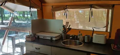 Cuisine ou kitchenette dans l'établissement Tente Lodge