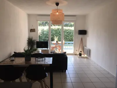Télévision ou salle de divertissement dans l'établissement Appartement 2 pièces à La Teste avec piscine