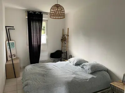 Un ou plusieurs lits dans un hébergement de l'établissement Appartement 2 pièces à La Teste avec piscine
