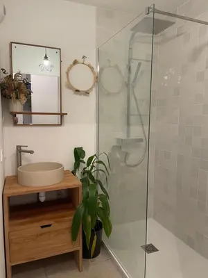 Salle de bains dans l'établissement Appartement 2 pièces à La Teste avec piscine