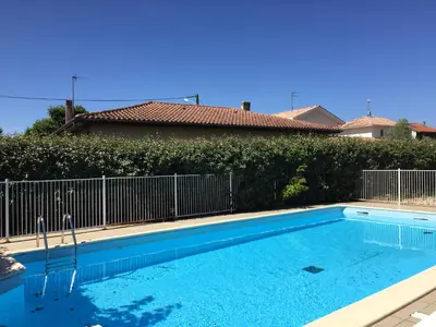 Piscine de l'établissement Appartement 2 pièces à La Teste avec piscine ou située à proximité