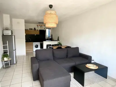 Cuisine ou kitchenette dans l'établissement Appartement 2 pièces à La Teste avec piscine