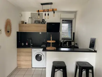 Cuisine ou kitchenette dans l'établissement Appartement 2 pièces à La Teste avec piscine