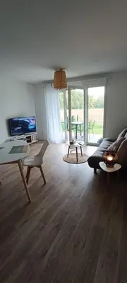 Télévision ou salle de divertissement dans l'établissement Appartement T2 neuf meublé Dax domaine de Baluhart