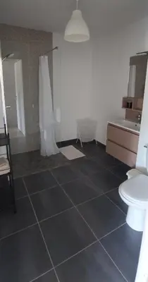 Salle de bains dans l'établissement Appartement T2 neuf meublé Dax domaine de Baluhart