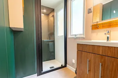 Salle de bains dans l'établissement L'oyat du bonheur-Mobil-Home Dans un camping 4 étoiles