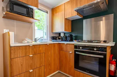 Cuisine ou kitchenette dans l'établissement L'oyat du bonheur-Mobil-Home Dans un camping 4 étoiles