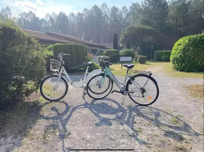 Vélo sur le terrain de l'établissement Studio dans les Landes ou dans les environs