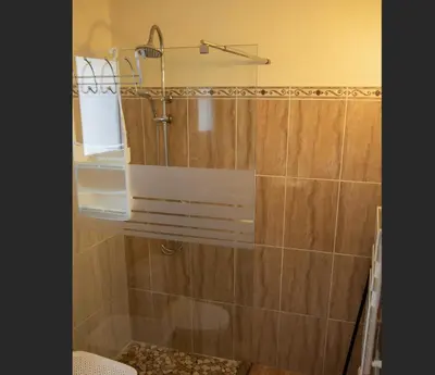 Salle de bains dans l'établissement Maison avec jacuzzi, proche de la plage