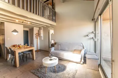 Coin salon dans l'établissement Le Donjon - Agréable T2 centre ville - parking gratuit 2 min -