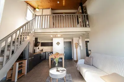 Coin salon dans l'établissement Le Donjon - Agréable T2 centre ville - parking gratuit 2 min -