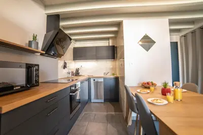 Cuisine ou kitchenette dans l'établissement Le Donjon - Agréable T2 centre ville - parking gratuit 2 min -