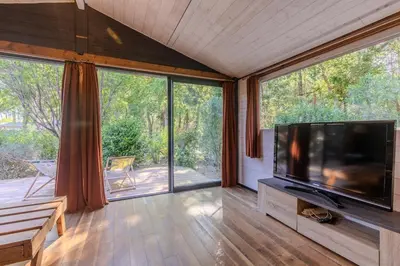 Télévision ou salle de divertissement dans l'établissement Charmant chalet proche Hossegor