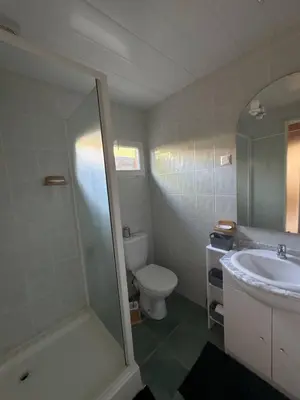 Salle de bains dans l'établissement Soleil et Sable