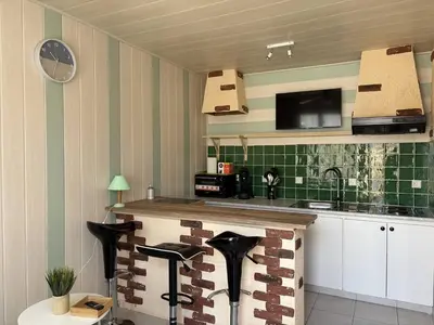 Cuisine ou kitchenette dans l'établissement Soleil et Sable