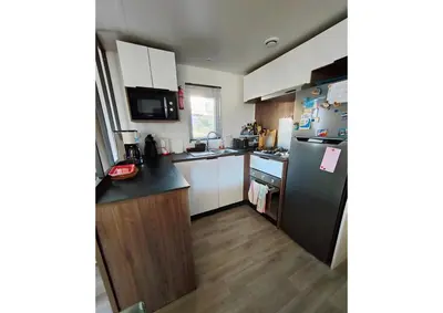 Cuisine ou kitchenette dans l'établissement Mobil-home Clim, TV, LV Camping LES OYATS 4 étoiles - MH-A017