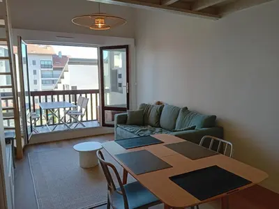 Coin salon dans l'établissement Seignosse : Appartement rénové à pied des plages avec climatisation - FR-1-239-1126
