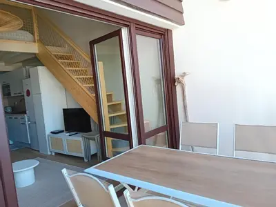Télévision ou salle de divertissement dans l'établissement Seignosse : Appartement rénové à pied des plages avec climatisation - FR-1-239-1126