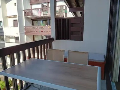 Balcon ou terrasse dans l'établissement Seignosse : Appartement rénové à pied des plages avec climatisation - FR-1-239-1126