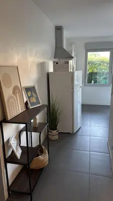 Cuisine ou kitchenette dans l'établissement Modern garden apartment