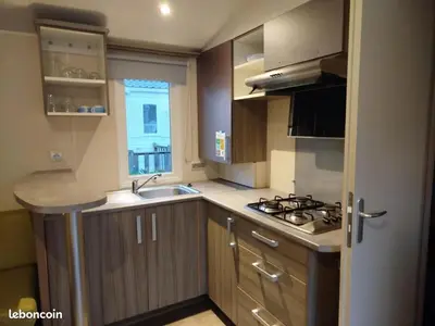 Cuisine ou kitchenette dans l'établissement mobil-home 6 couchage sur la côte landaise