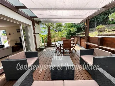 Coin salon dans l'établissement Maison Brigantin avec jardin et parking