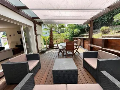 Coin salon dans l'établissement Maison Brigantin avec jardin et parking