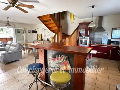 Cuisine ou kitchenette dans l'établissement Maison Brigantin avec jardin et parking