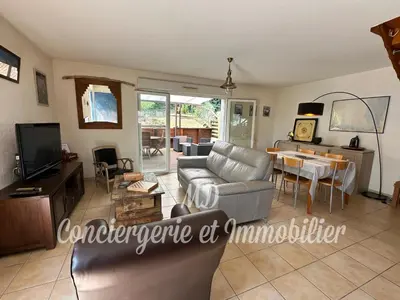 Télévision ou salle de divertissement dans l'établissement Maison Brigantin avec jardin et parking