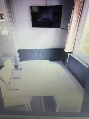 Télévision ou salle de divertissement dans l'établissement Au Paradis