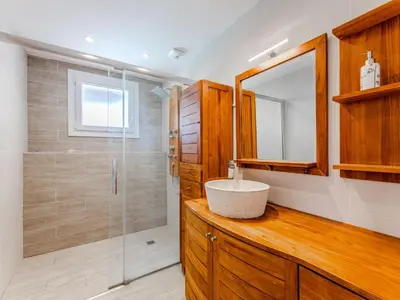 Salle de bains dans l'établissement Biscarrosse: Maison 5 chambres avec piscine privée - FR-1-521-258