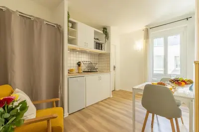 Cuisine ou kitchenette dans l'établissement Le mirailh Hyper centre, rénové, lave linge, wifi, coin nuit séparé