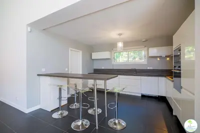 Cuisine ou kitchenette dans l'établissement Villa Familiale avec Piscine 10 pers Biscarrosse