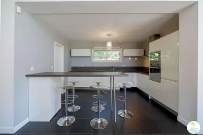Cuisine ou kitchenette dans l'établissement Villa Familiale avec Piscine 10 pers Biscarrosse