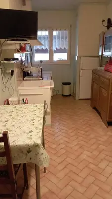 Cuisine ou kitchenette dans l'établissement Charmant T1 avec jardin