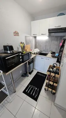 Cuisine ou kitchenette dans l'établissement Résidence privée grande terrasse piscine privée plage port gare