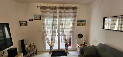 Télévision ou salle de divertissement dans l'établissement Résidence privée grande terrasse piscine privée plage port gare
