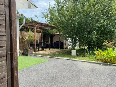Jardin de l'établissement Maisonnette climatisée avec piscine et plage à 6mn