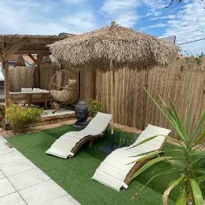 Maisonnette climatisée avec piscine et plage à 6mn