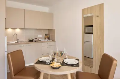 Cuisine ou kitchenette dans l'établissement Quality Aparthotel Mont-de-Marsan