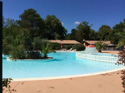 Piscine de l'établissement la teste de buch chalet 143 ds domaine loisirs ou située à proximité