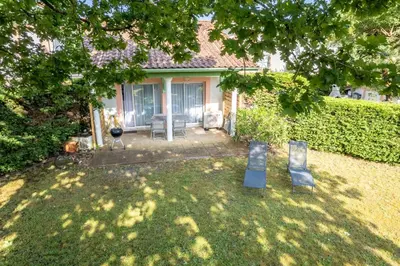 Jardin de l'établissement Proche lac : Maison avec beau jardin