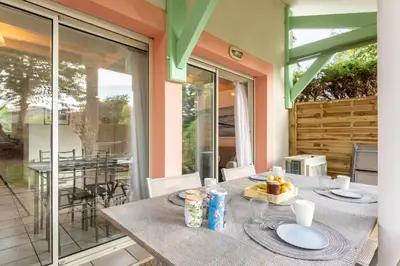 Balcon ou terrasse dans l'établissement Proche lac : Maison avec beau jardin