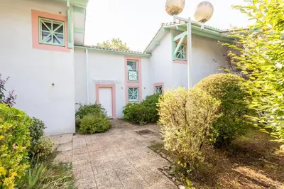 Jardin de l'établissement Proche lac : Maison avec beau jardin