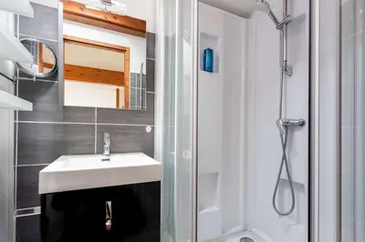 Salle de bains dans l'établissement Proche lac : Maison avec beau jardin
